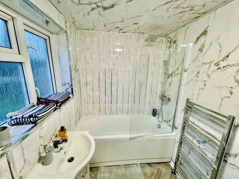House | Bathroom | Shower, towels