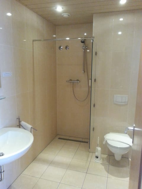 Double Room | Bathroom | Shower, towels