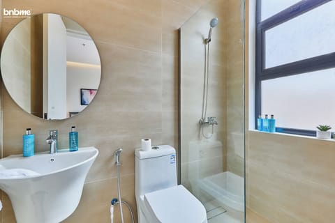 Apartment | Bathroom | Shower, rainfall showerhead, free toiletries, hair dryer