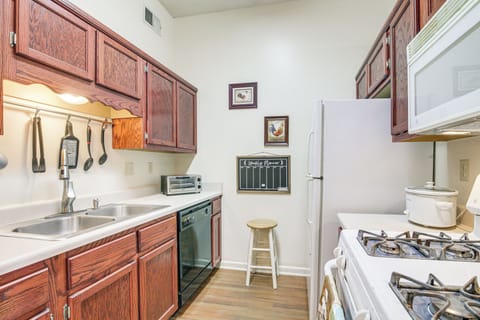 Apartment (3 Bedrooms) | Private kitchen | Microwave, dishwasher, cookware/dishes/utensils, paper towels