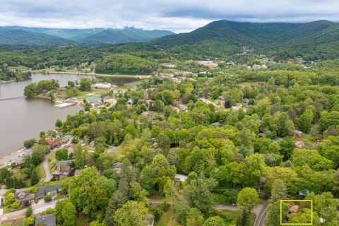 Proximity to Lake Junaluska! Walk a path for a few minutes down to the lake!