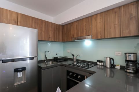 Apartment (1104) | Private kitchen | Fridge, microwave, oven, coffee/tea maker