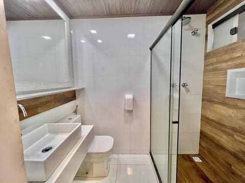 Premium Room, 1 Bedroom | Bathroom | Shower, towels