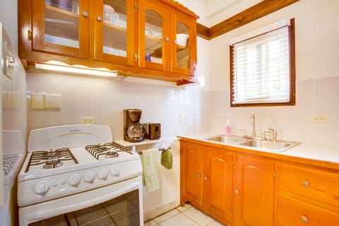 Studio Suite, Patio | Private kitchen | Fridge, microwave, coffee/tea maker, cookware/dishes/utensils