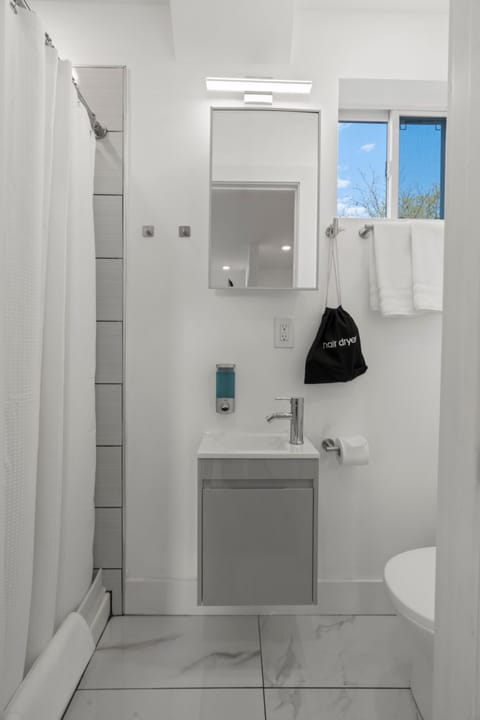 Superior Suite, Non Smoking | Bathroom | Shower, hydromassage showerhead, free toiletries, hair dryer