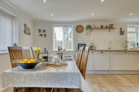 Augusta Cottage Kitchen - StayCotswold
