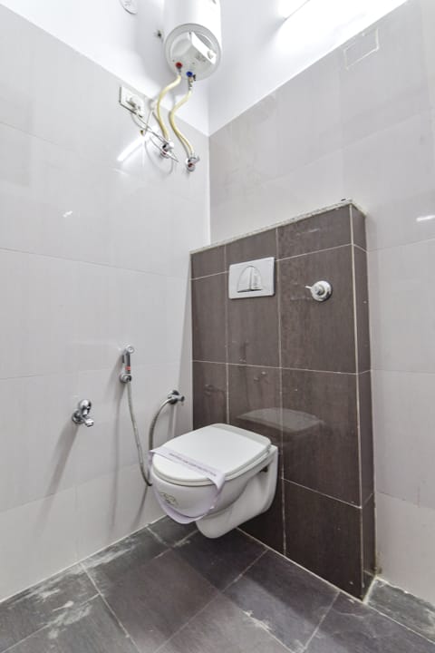 Shower, rainfall showerhead, free toiletries, towels