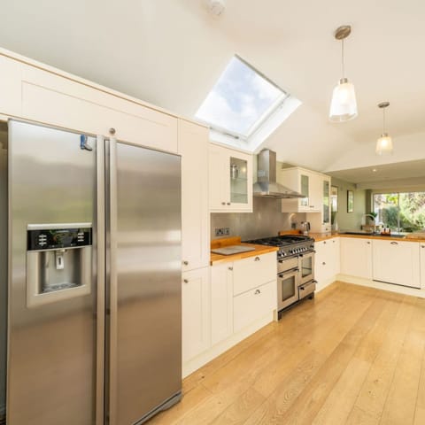 House | Private kitchen | Fridge, stovetop, electric kettle, toaster