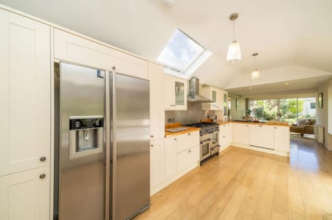 House | Private kitchen | Fridge, stovetop, electric kettle, toaster