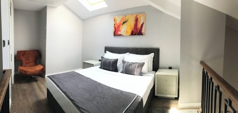 Exclusive Loft | Premium bedding, minibar, in-room safe, iron/ironing board