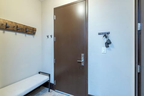 10.2-mountain-village-elkstone-retreat-garage-entry