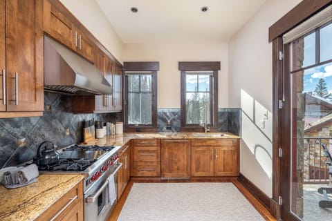 3.0-mountain-village-elkstone-retreat-kitchen