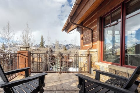 2.5-mountain-village-elkstone-retreat-living-room-deck1