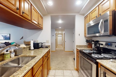 Condo, 2 Bedrooms | Private kitchen | Cookware/dishes/utensils