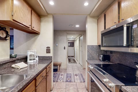 Condo, 4 Bedrooms | Private kitchen | Cookware/dishes/utensils