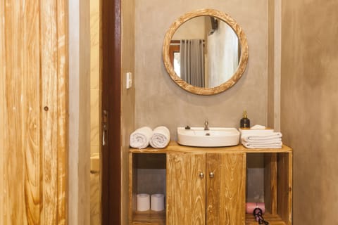 Superior Room, Garden View | Bathroom | Shower, towels