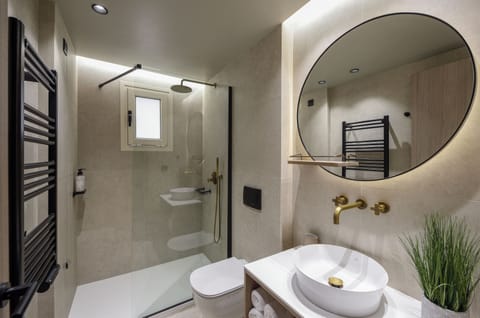 Superior Suite, 1 King Bed, Non Smoking | Bathroom | Free toiletries, hair dryer, towels, soap