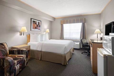 Superior Room, 1 Queen Bed, Non Smoking | Desk, blackout drapes, soundproofing, iron/ironing board