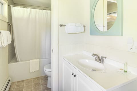 Deluxe Triple Room, Garden View | Bathroom | Towels