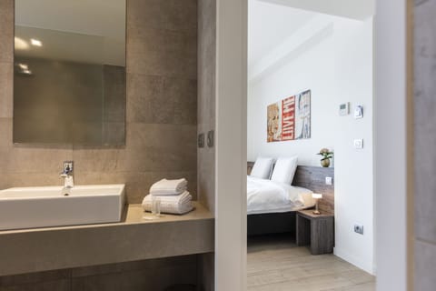 Large Double room | Desk, free WiFi, bed sheets