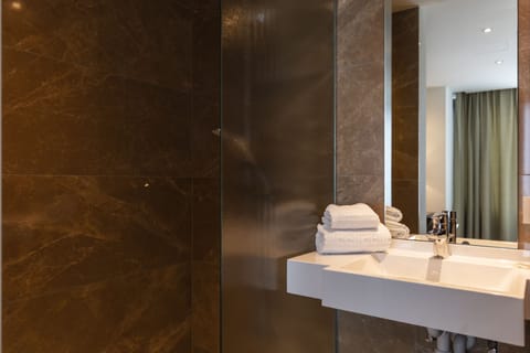 Medium Double Room | Bathroom | Free toiletries, hair dryer, towels