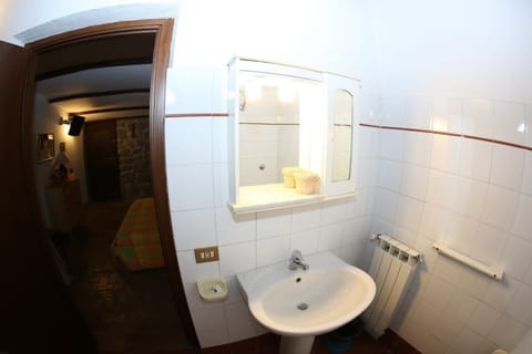 Comfort Triple Room, 3 Bedrooms, Non Smoking, Park View | Bathroom | Shower, hair dryer, bidet, towels
