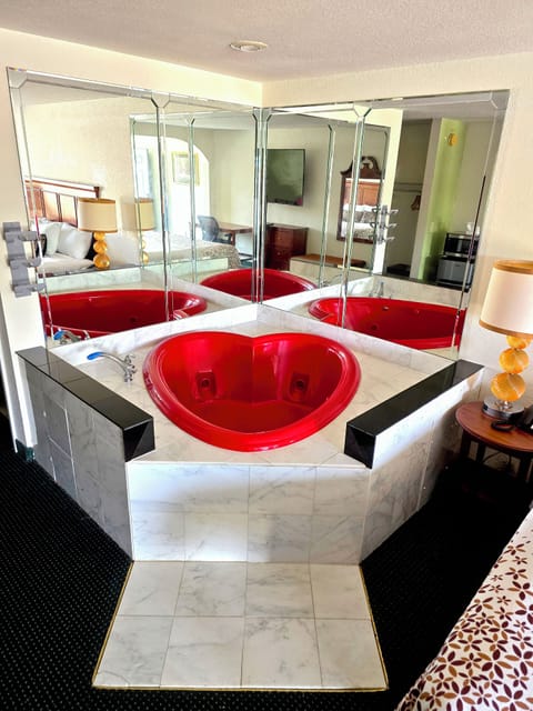 Suite 1 King Jetted Tub Non Smoking | Blackout drapes, free WiFi