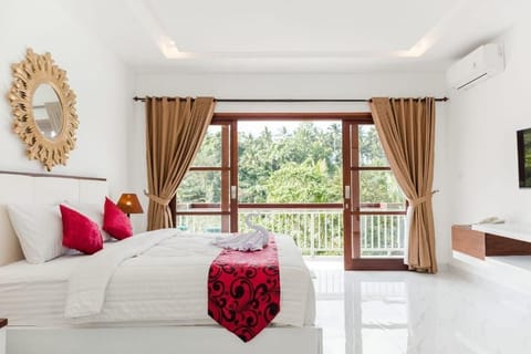 Superior Room | Desk, bed sheets