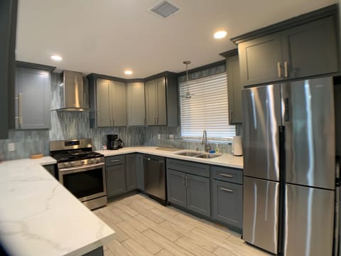 Full Kitchen: Fridge, Stove, Oven, Coffee Maker, Toaster, Blender, dishwasher