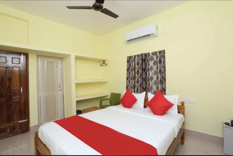 Deluxe Double Room, Multiple Beds, City View | Free WiFi, bed sheets