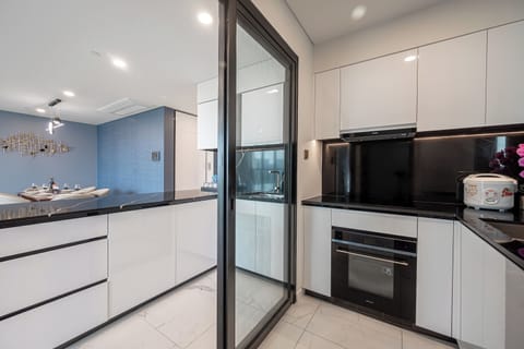 Gallery Suite, 2 Bedrooms, Pool Access, City View | Private kitchen | Fridge, microwave, oven, stovetop