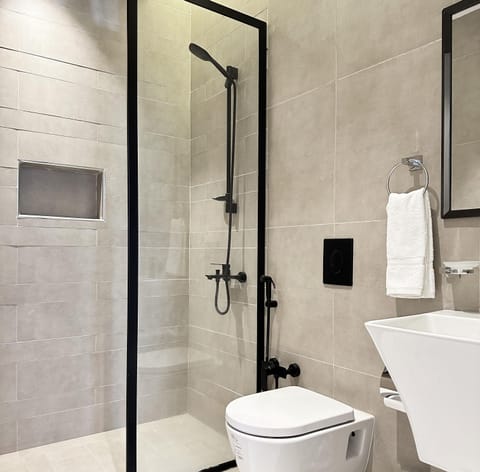 Design Apartment, 3 Bedrooms | Bathroom | Free toiletries, hair dryer, bathrobes, towels