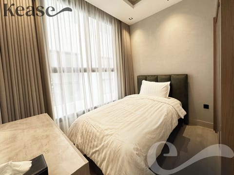 Premier Apartment, 3 Bedrooms | Blackout drapes, iron/ironing board, free WiFi