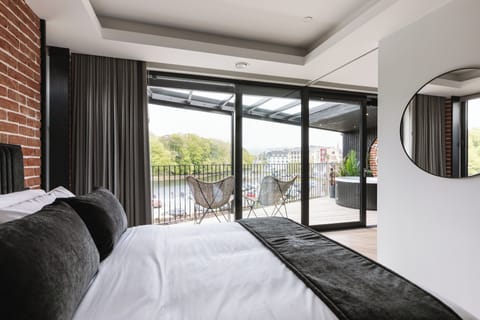 Deluxe Suite, Sea View | 1 bedroom, pillowtop beds, in-room safe, blackout drapes