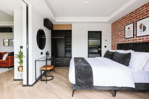 Deluxe Suite, Sea View | 1 bedroom, pillowtop beds, in-room safe, blackout drapes