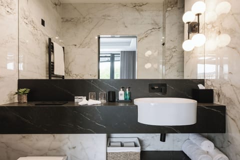 Deluxe Suite, Sea View | Bathroom | Shower, rainfall showerhead, designer toiletries, hair dryer