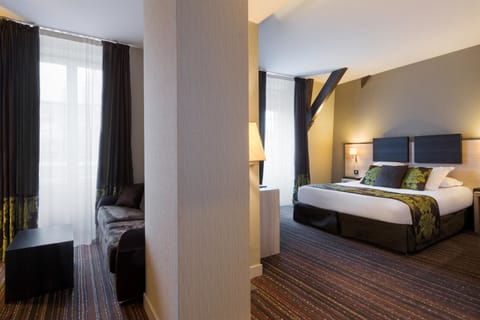 Executive Suite, 1 King Bed, Bathtub (Living Room) | Premium bedding, Select Comfort beds, minibar, in-room safe