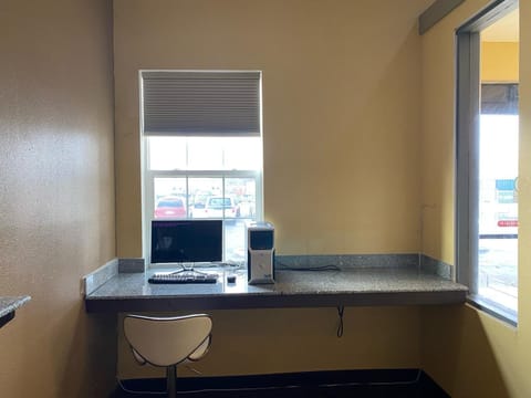 Room, Non Smoking | In-room dining