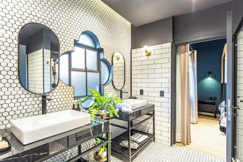 Master Suite | Bathroom | Shower, rainfall showerhead, free toiletries, hair dryer