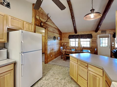 House, Multiple Beds, Hot Tub (4 Bears 1 Cave) | Private kitchen | Coffee/tea maker