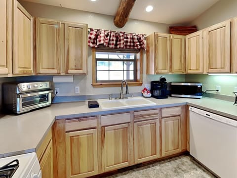 House, Multiple Beds, Hot Tub (4 Bears 1 Cave) | Private kitchen | Coffee/tea maker