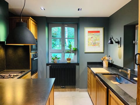 Cuisine en chĂŞne massif et pierre noire du Mozambique