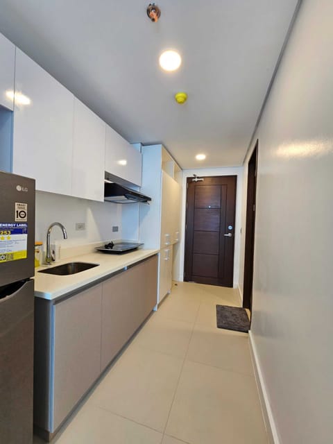 Signature Studio, 1 Queen Bed, Non Smoking, Kitchen | Private kitchenette | Fridge, electric kettle, toaster, cookware/dishes/utensils