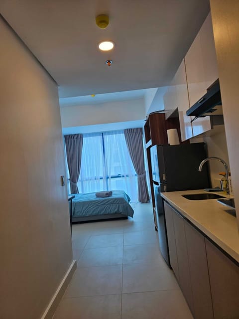 Signature Studio, 1 Queen Bed, Non Smoking, Kitchen | Private kitchenette | Fridge, electric kettle, toaster, cookware/dishes/utensils