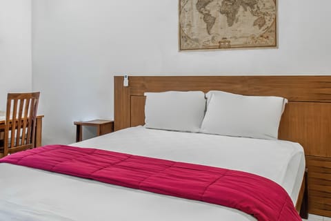 Standard Suite | Desk, laptop workspace, free WiFi, bed sheets