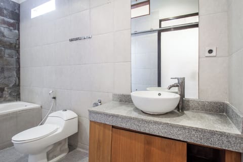 Standard Suite | Bathroom | Shower, towels, soap