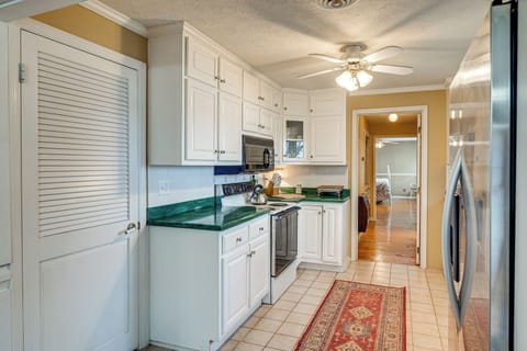 House (4 Bedrooms) | Private kitchen | Oven, stovetop, dishwasher, cookware/dishes/utensils