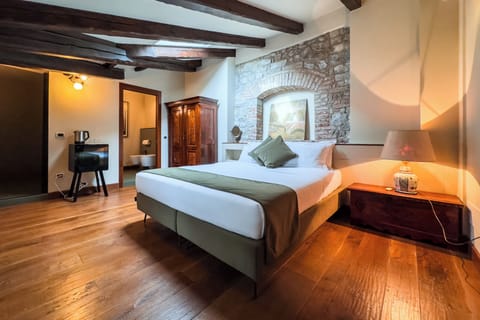 Deluxe Room, River View | In-room safe, individually decorated, individually furnished