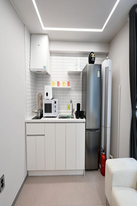 Apartment (non-Korean nationals only) | Private kitchen | Fridge, microwave, rice cooker, cookware/dishes/utensils