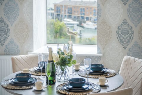 32-inch Smart TV with cable channels, heated floors